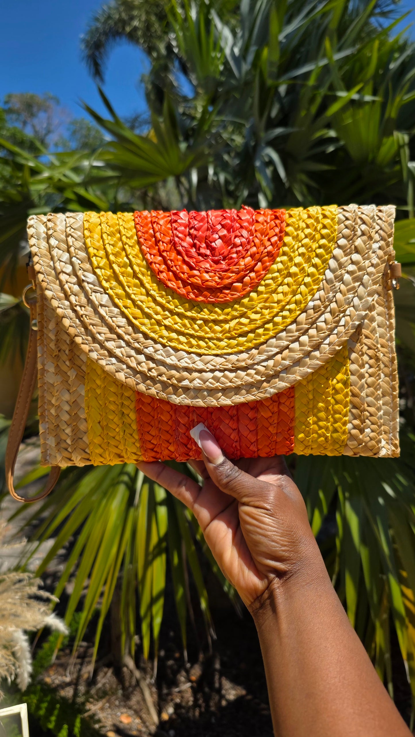 NATURAL ESSENCE CLUTCH