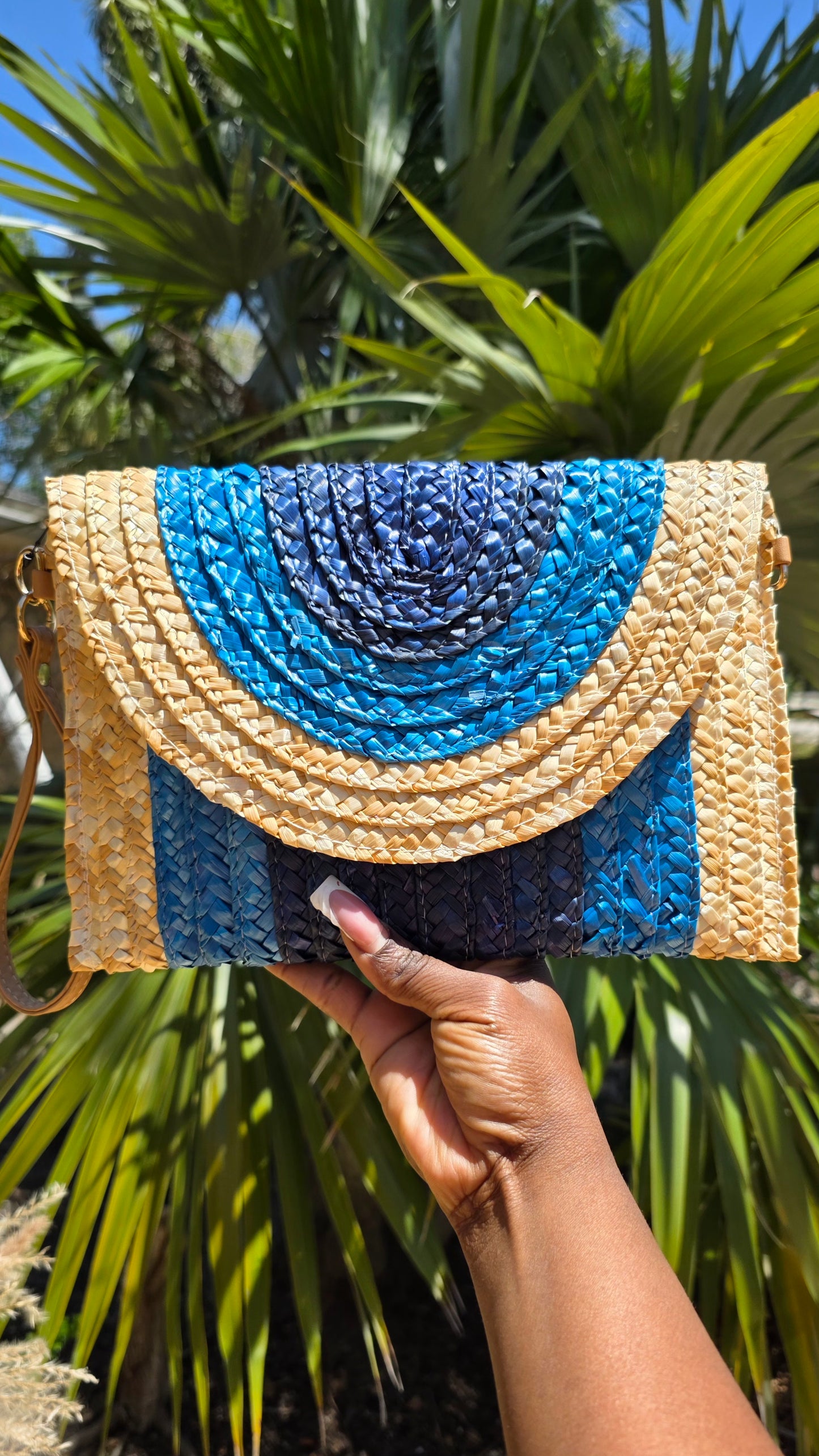NATURAL ESSENCE CLUTCH
